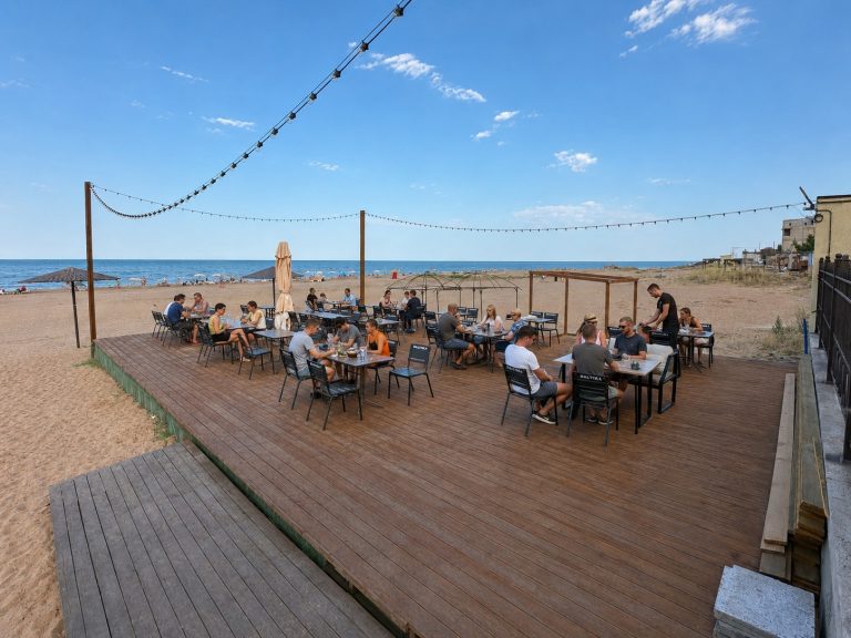 Летняя площадка ресторана у Каспийского моря