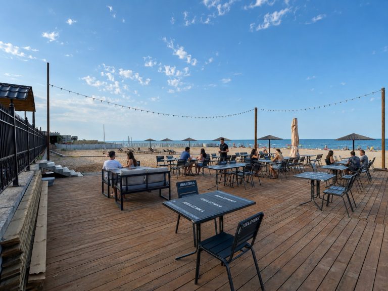 Открытая площадка ресторана Sea Zone на песчаном пляже