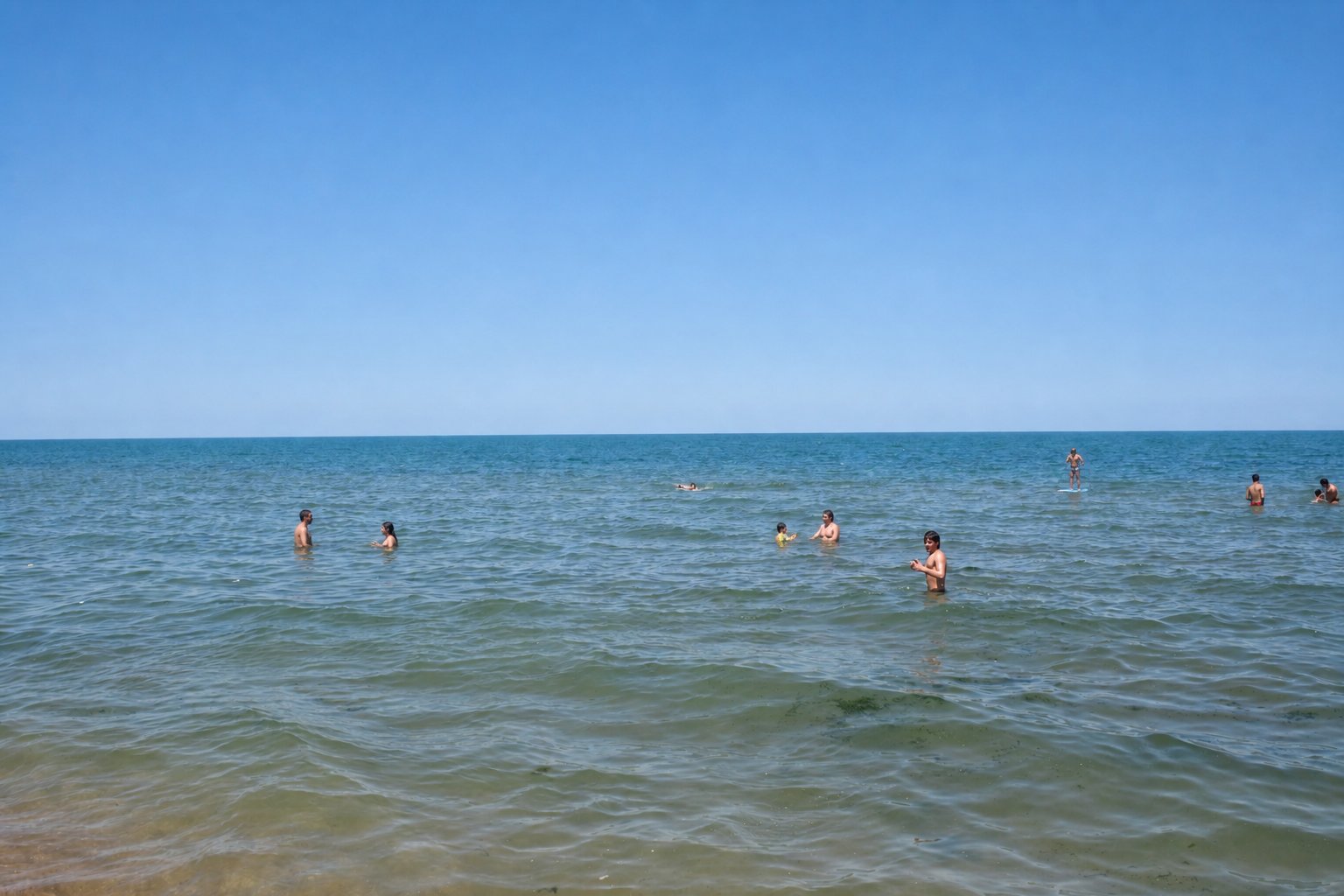 Купающиеся туристы в Каспийском море у Дербента