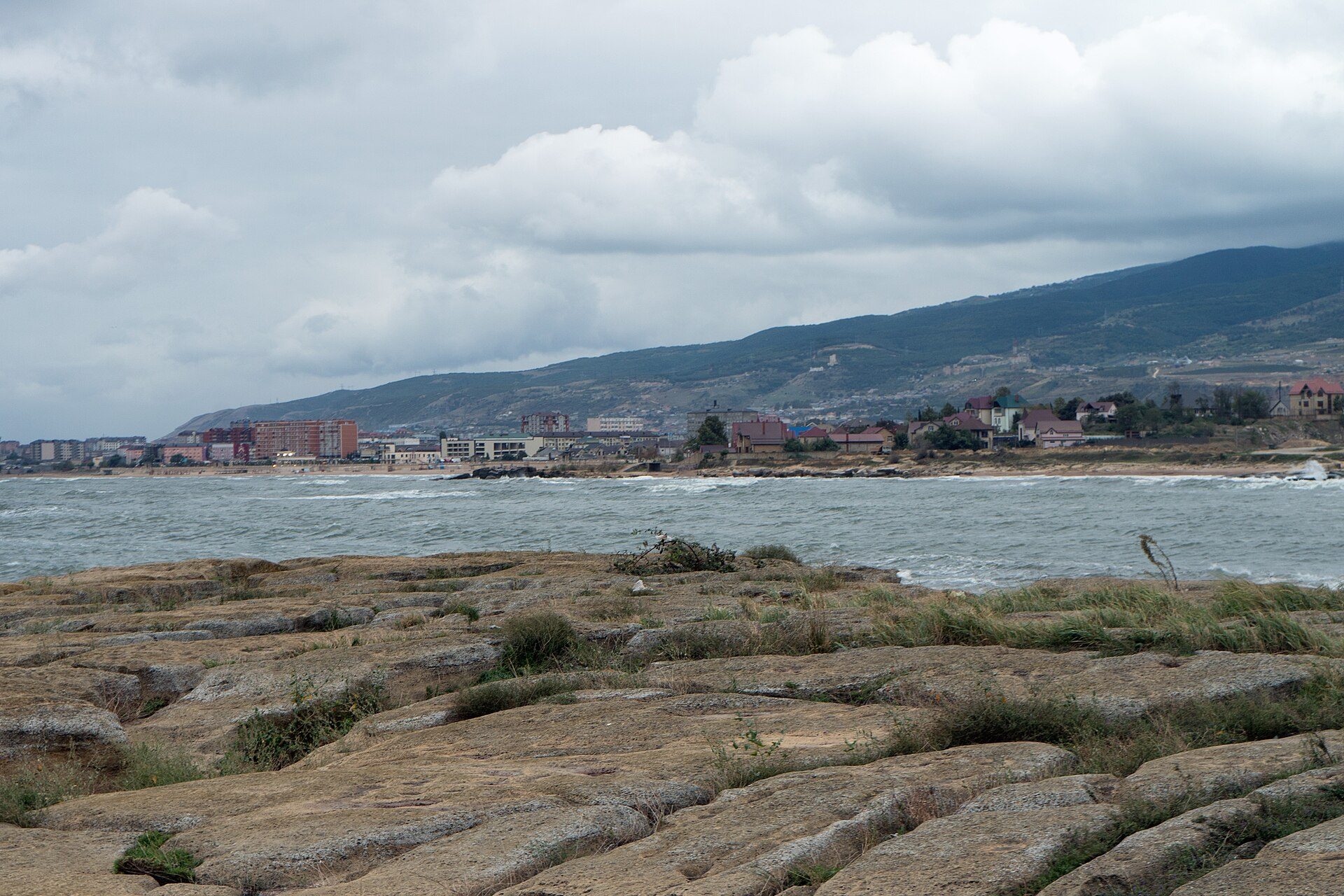 Каспийское море в Дербенте в конце сентября