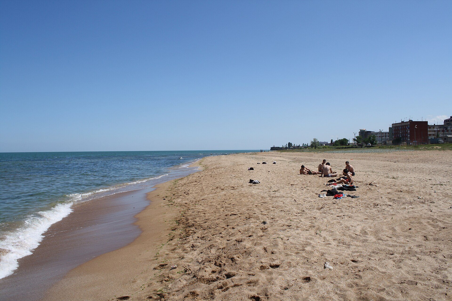 Пляж Дербента на берегу Каспийского моря