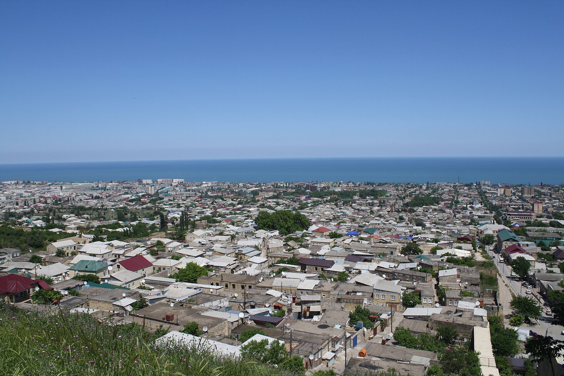 Панорама Дербента и Каспийского моря