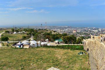 Панорама Дербента, Каспийского моря и территории Нарын-Калы