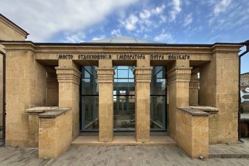Колонный павильон над землянкой Петра I в Дербенте