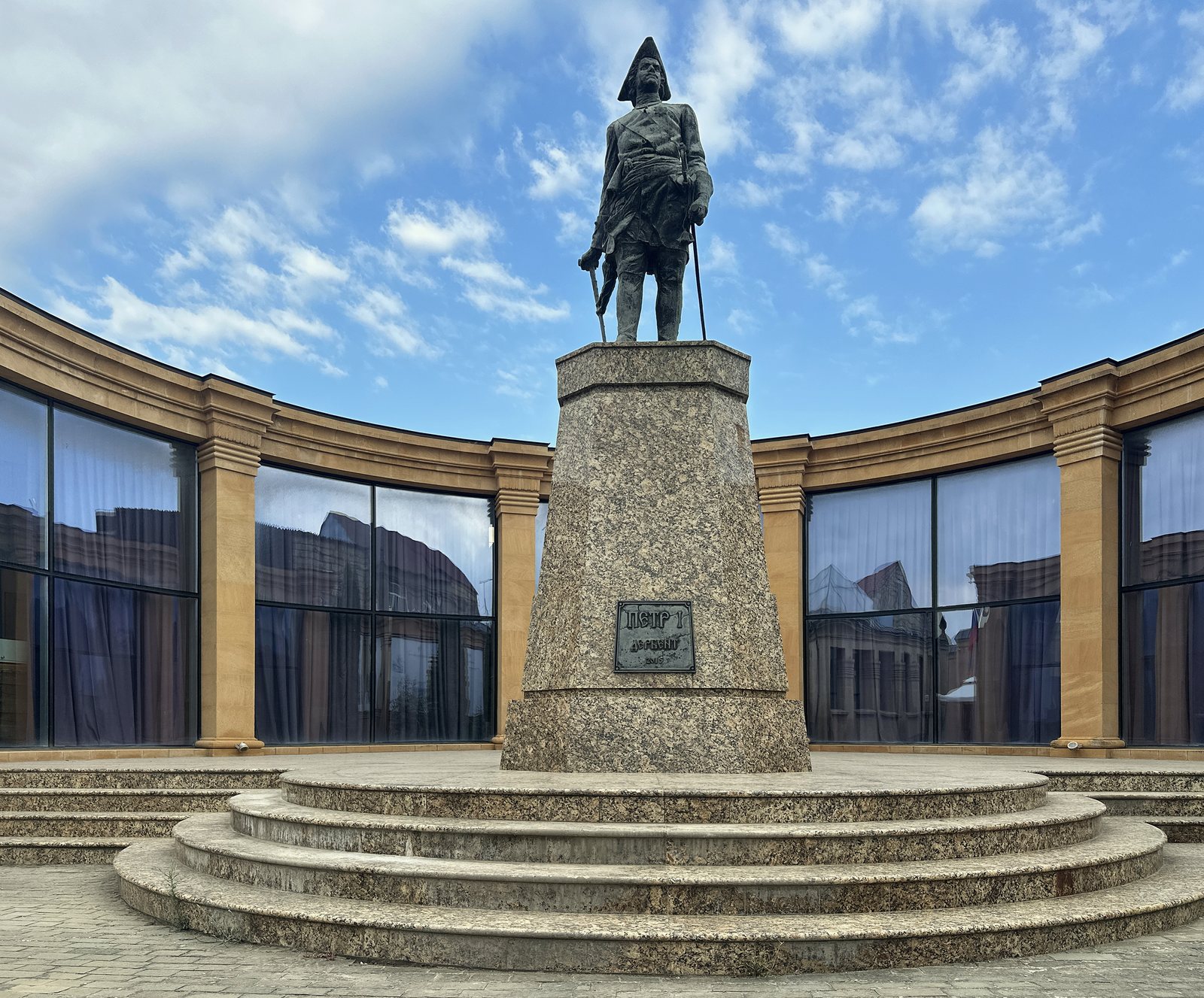 Памятник Петру I во дворе музейного комплекса в Дербенте