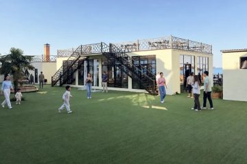 Гости на обновлённой территории Sea Zone в Дербенте после реконструкции