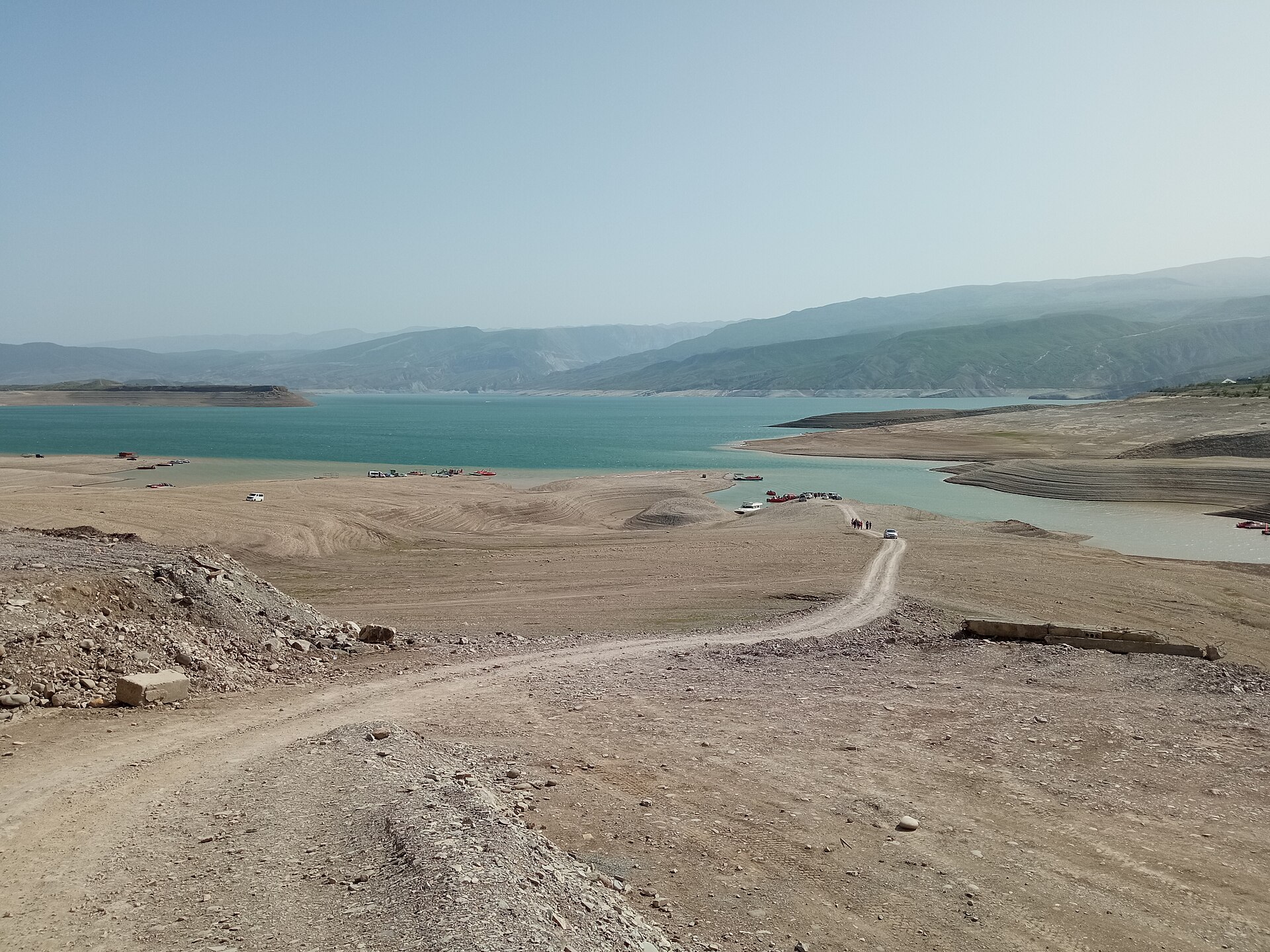Чиркейское водохранилище и горы Дагестана в ясный день