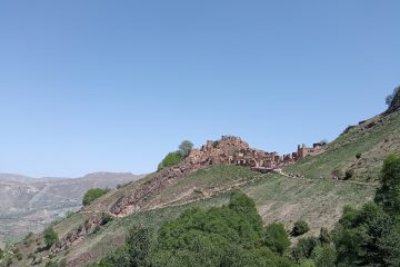 Каменные дома Гамсутля на горном склоне в солнечный день