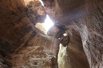 Луч дневного света между известняковыми стенами Карадахской теснины