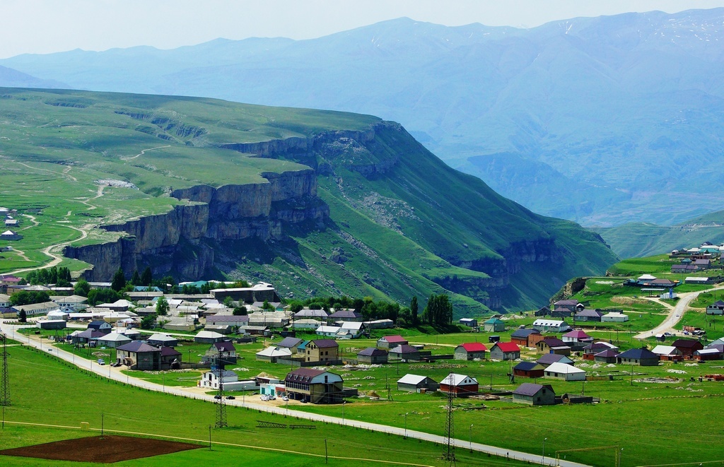 Село Арани и зелёные склоны у края Хунзахского плато