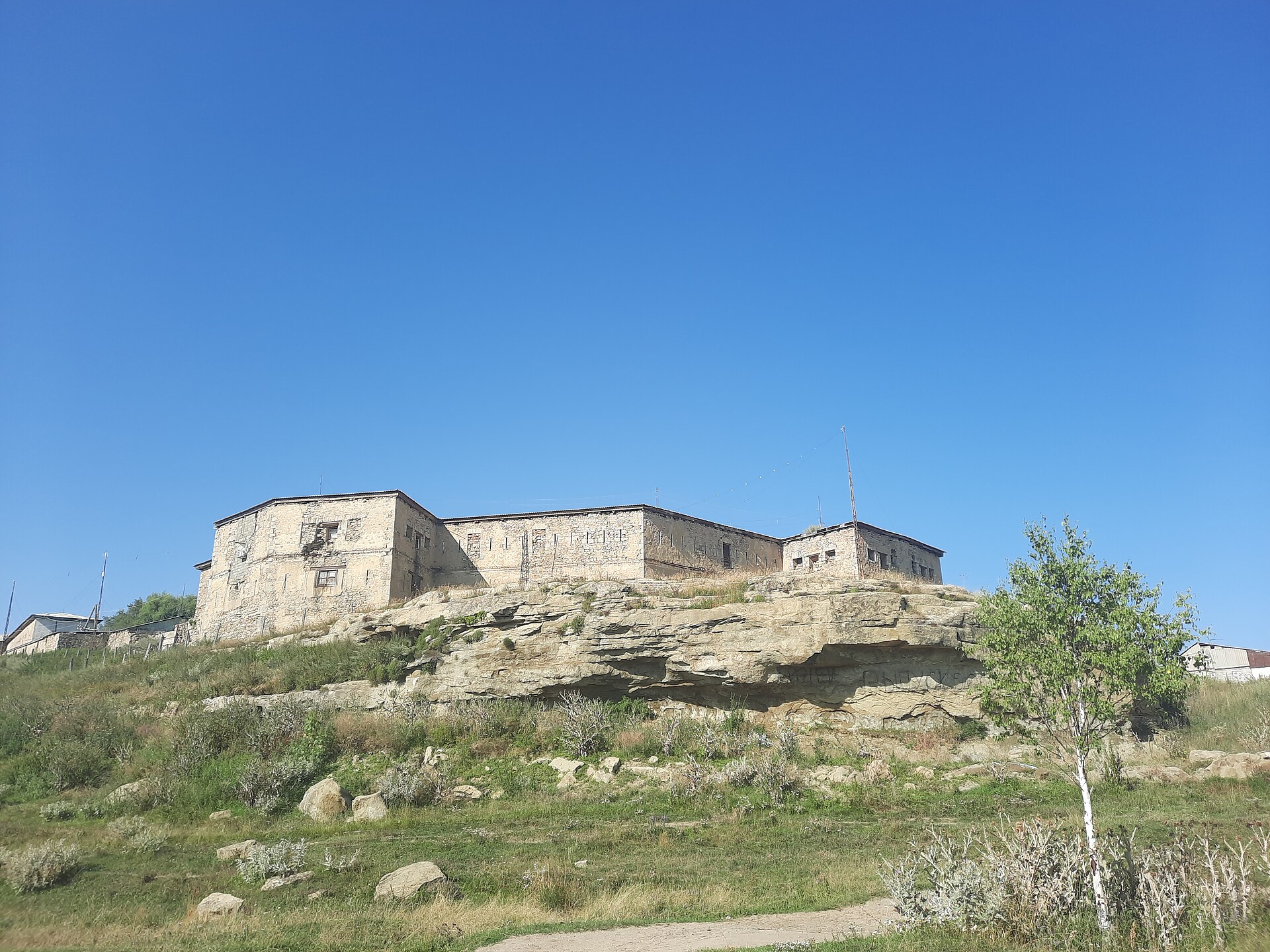 Каменные стены Аранинской крепости в солнечный день