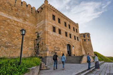 Главный вход в Нарын-Калу с посетителями на дорожке