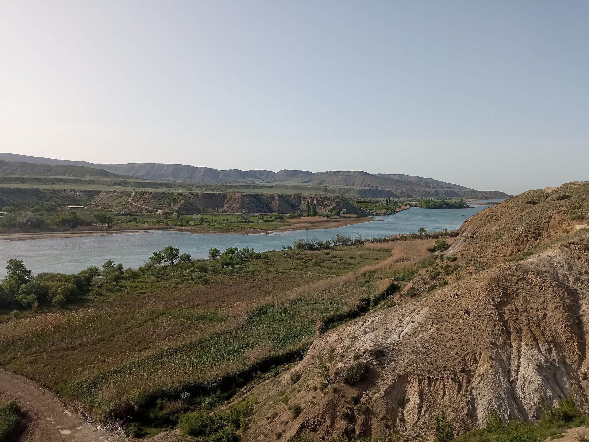 Вода и склоны нижней части Сулакского каньона