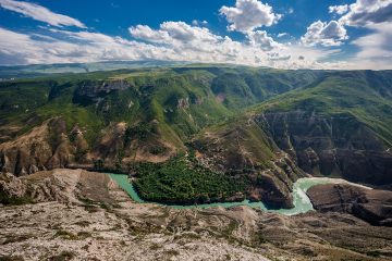 Скалы и изгиб реки Сулак под голубым небом