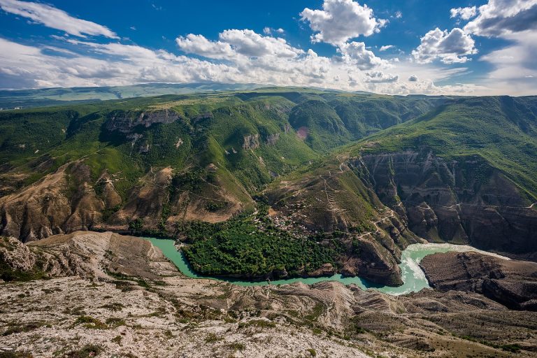 Скалы и изгиб реки Сулак под голубым небом