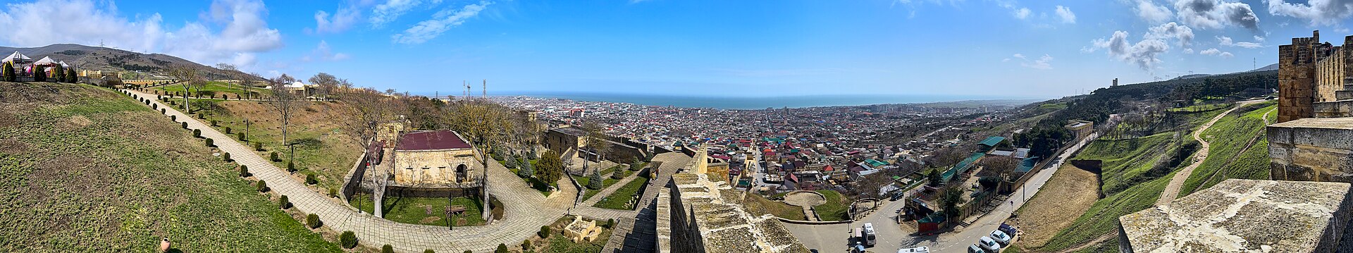 Широкая панорама Дербента и Каспийского моря со стены крепости