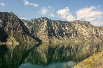 Скалы и отражения в воде Ирганайского водохранилища