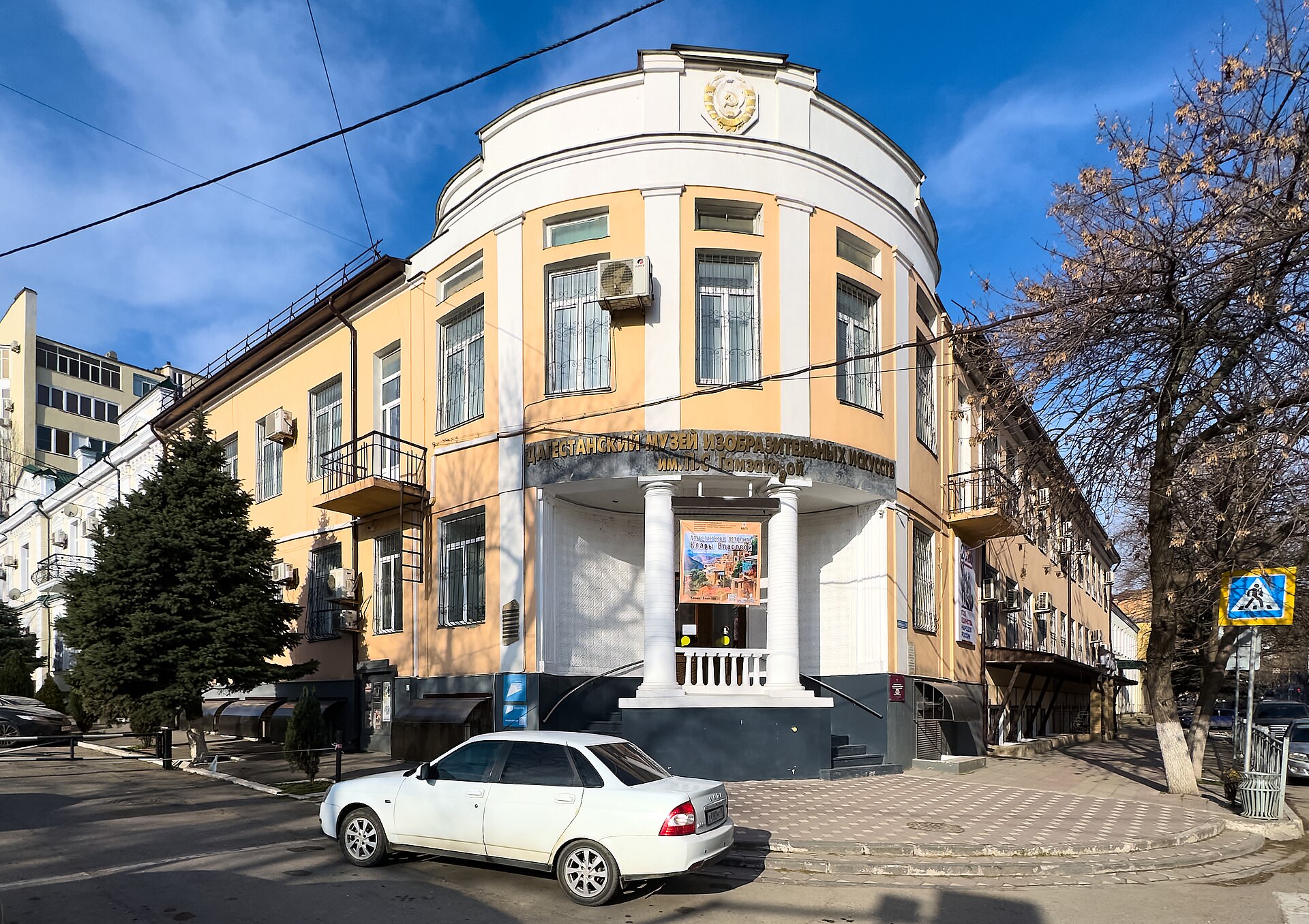 Фасад музея изобразительных искусств имени П. С. Гамзатовой в Махачкале
