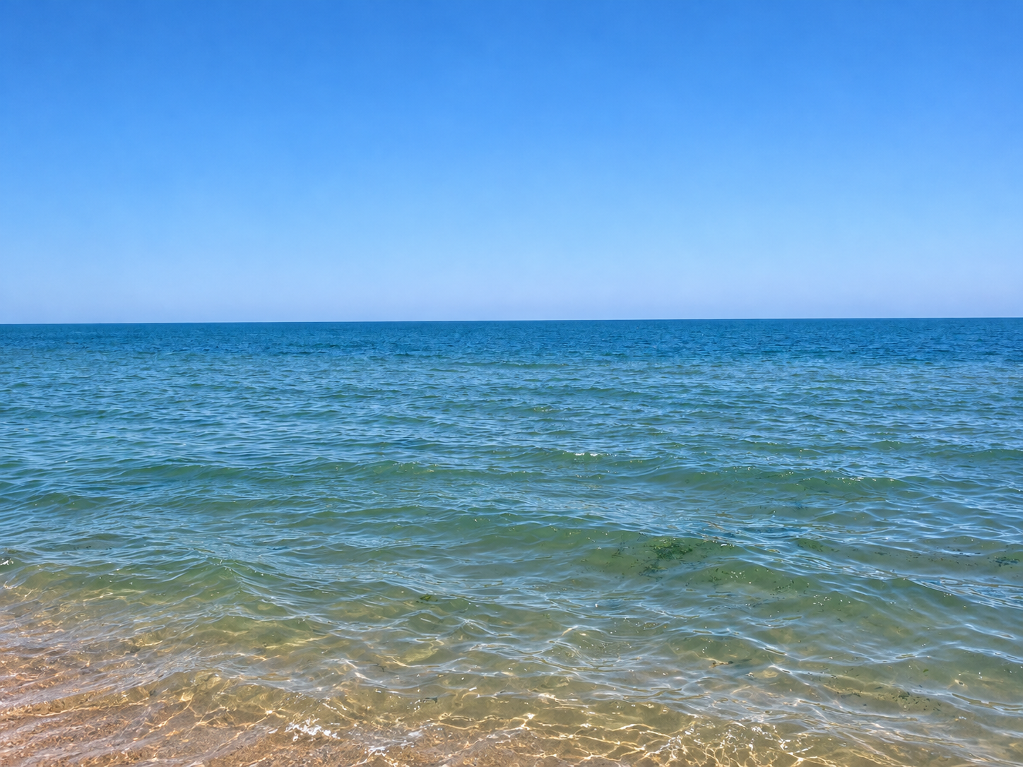 Каспийское море у Дербента — место для короткой остановки, а не обещание купального сезона.