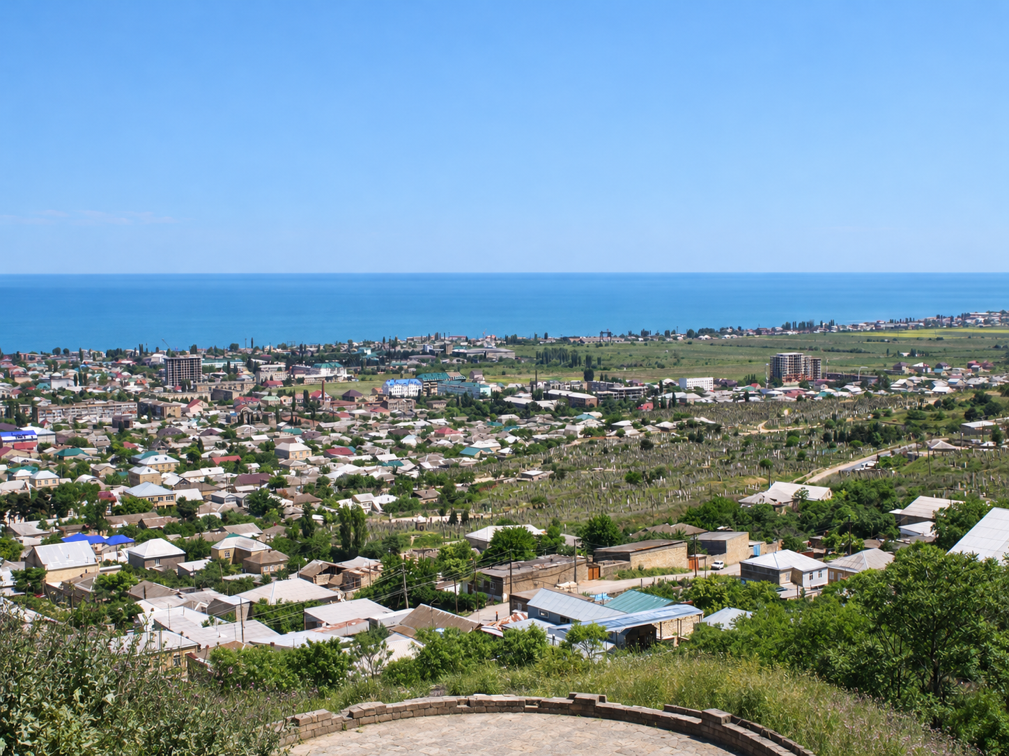 Панорама Дербента и побережья Каспия.