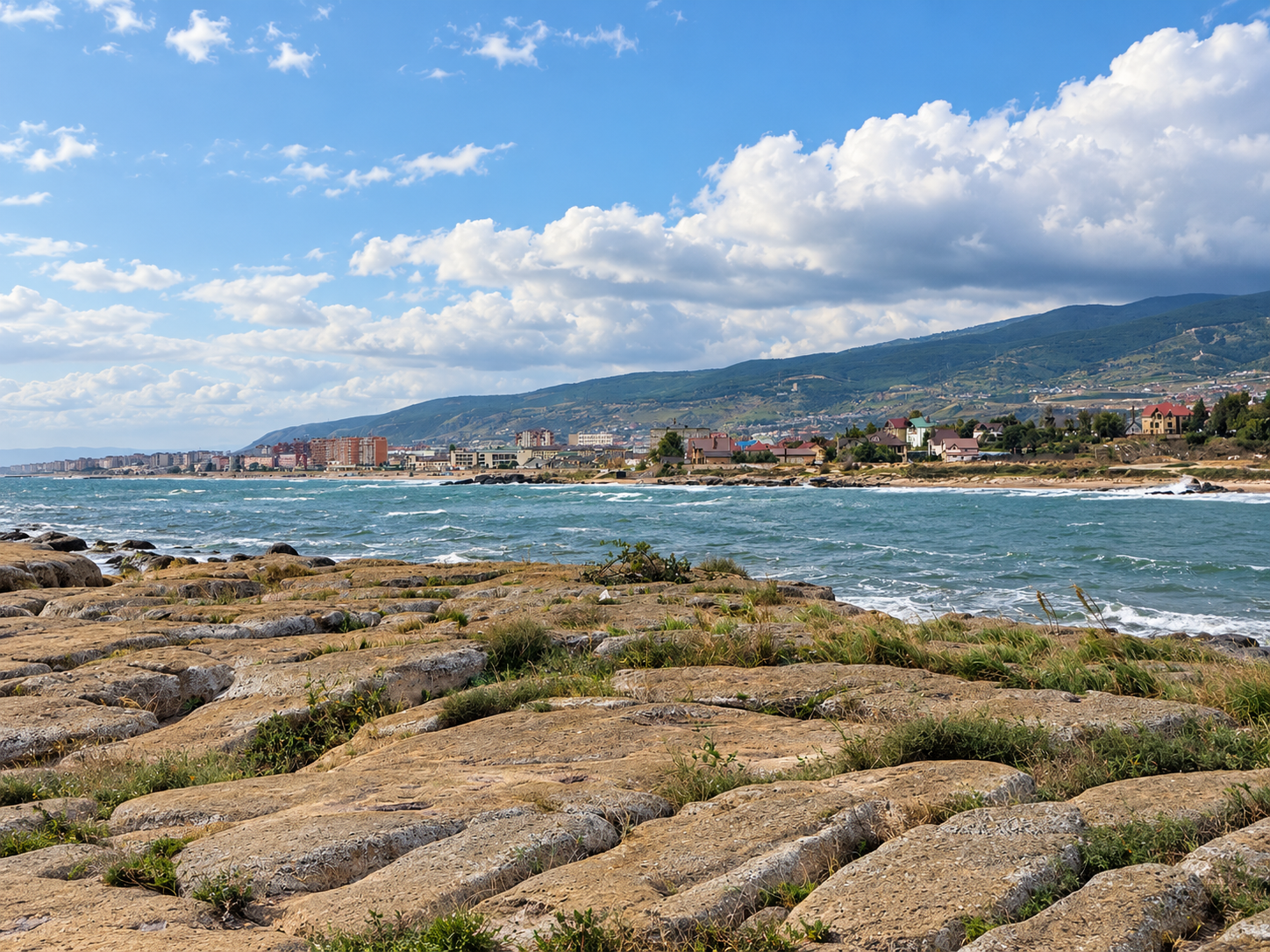 Берег Каспия в Дербенте, город вдоль воды и склоны за ним