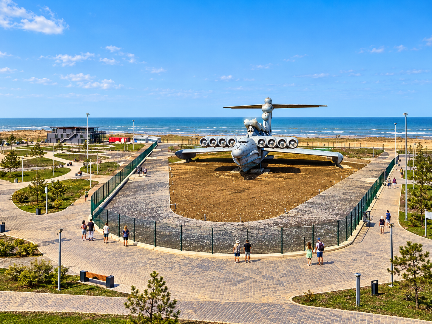 Экраноплан «Лунь» на ограждённой площадке парка «Патриот» у Каспия