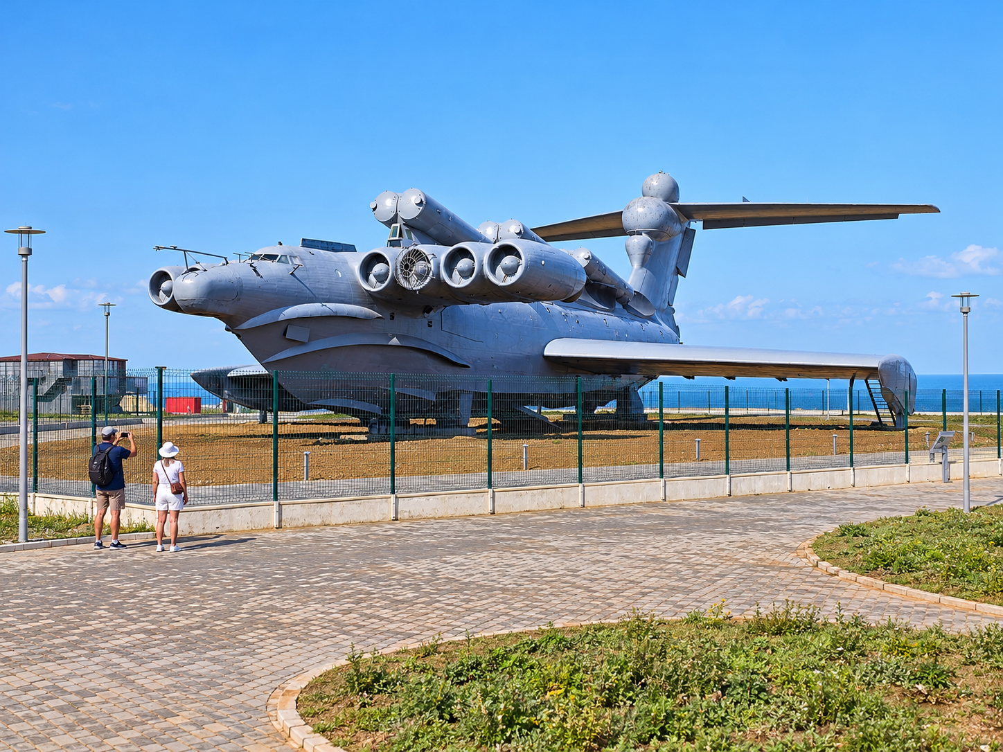 «Лунь» за сетчатым ограждением, вид с дорожки парка