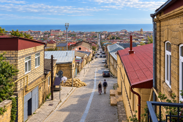Улица старого Дербента спускается к морю
